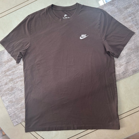 Nike Women’s Tshirt - Picture 3 of 16